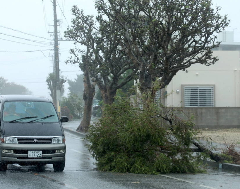Ο τυφώνας Τράμι σαρώνει την Ιαπωνία: Δύο νεκροί και δύο αγνοούμενοι (pics+vids)