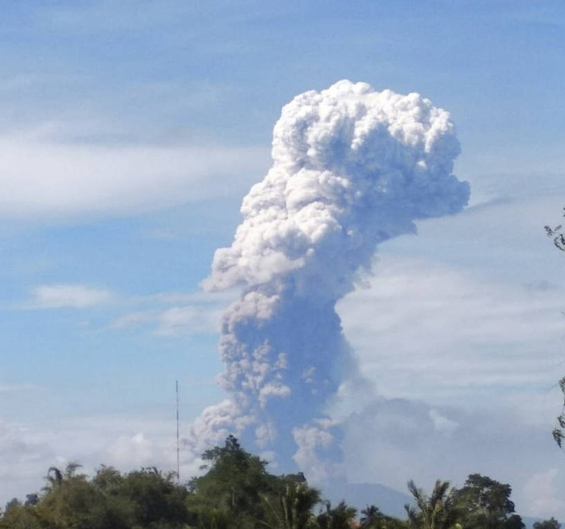 Ινδονησία: Ισχυρή έκρηξη ηφαιστείου λίγα 24ωρα μετά το φονικό σεισμό και το τσουνάμι (pics+vid)