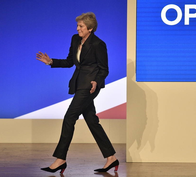 Η αμήχανη στιγμή της ημέρας: Η Τερέζα Μέι λικνίζεται στους ρυθμούς των ABBA (Pics+Vids)