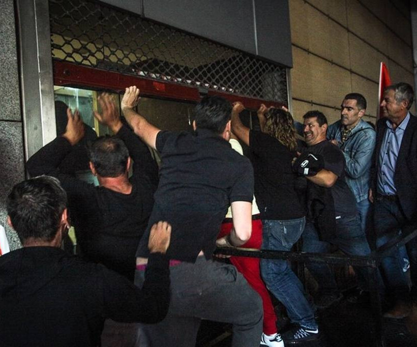 Κατάληψη στο γραφείο του Τσακαλώτου από μέλη της ΑΔΕΔΥ