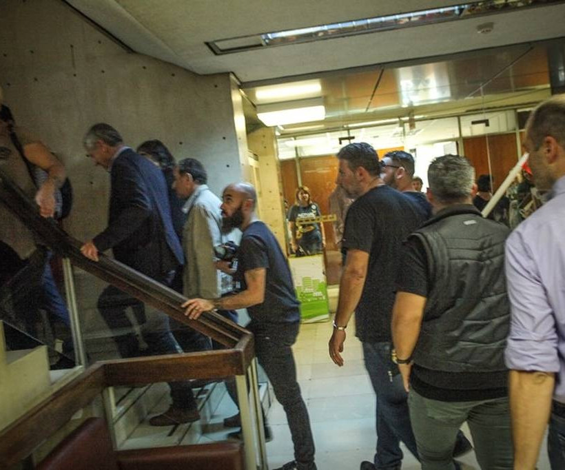 Κατάληψη στο γραφείο του Τσακαλώτου από μέλη της ΑΔΕΔΥ