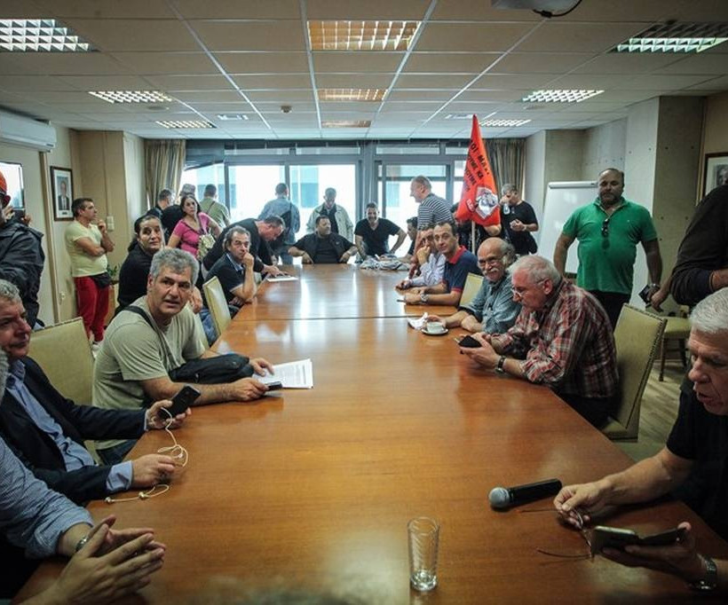 Κατάληψη στο γραφείο του Τσακαλώτου από μέλη της ΑΔΕΔΥ