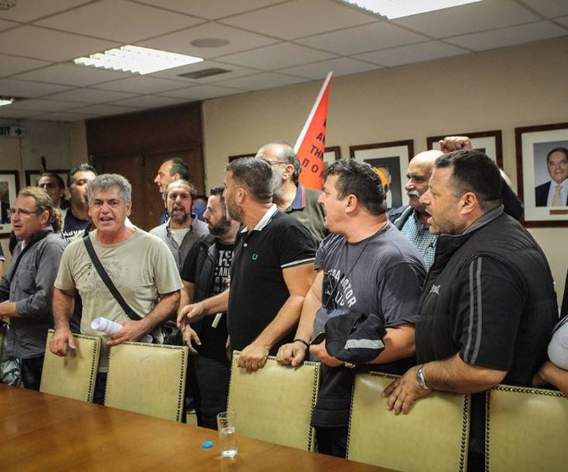 Κατάληψη στο γραφείο του Τσακαλώτου από μέλη της ΑΔΕΔΥ