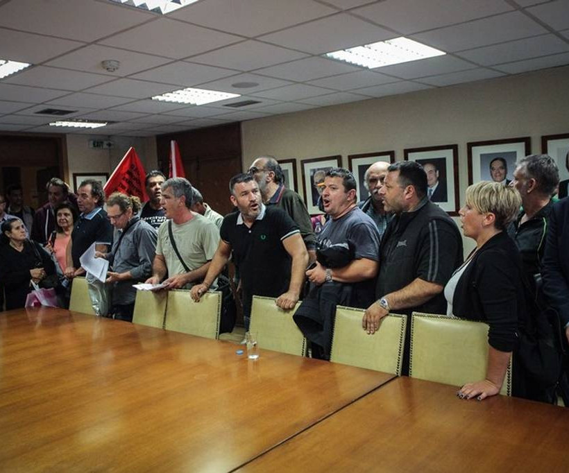 Κατάληψη στο γραφείο του Τσακαλώτου από μέλη της ΑΔΕΔΥ