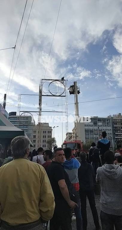 ΕΚΤΑΚΤΟ: Άνδρας απειλεί να αυτοκτονήσει στην Ομόνοια