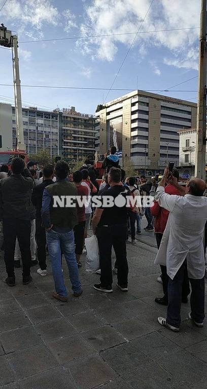 Ομόνοια: Αίσιο τέλος στο θρίλερ - Κατέβασαν από το γλυπτό τον άνδρα που απειλούσε να πέσει (pics)