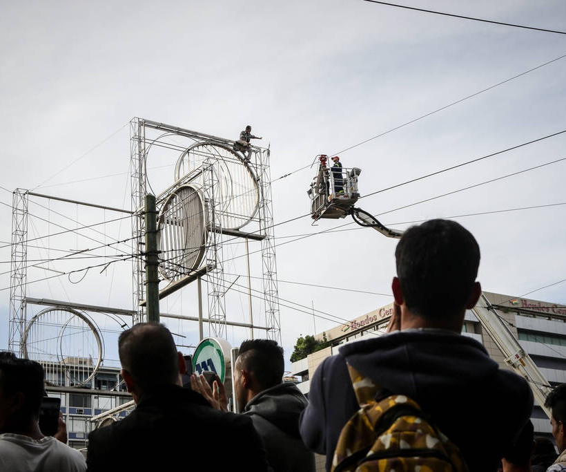 Ομόνοια: Αίσιο τέλος στο θρίλερ - Κατέβασαν από το γλυπτό τον άνδρα που απειλούσε να πέσει (pics)