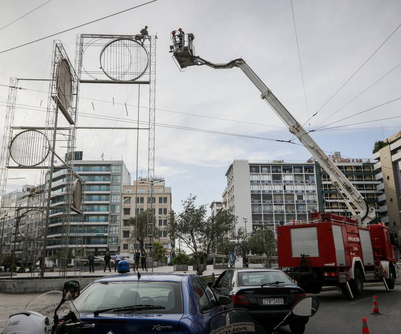 Ομόνοια: Αίσιο τέλος στο θρίλερ - Κατέβασαν από το γλυπτό τον άνδρα που απειλούσε να πέσει (pics)