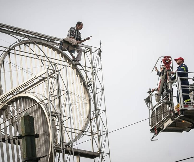 Ομόνοια: Αίσιο τέλος στο θρίλερ - Κατέβασαν από το γλυπτό τον άνδρα που απειλούσε να πέσει (pics)