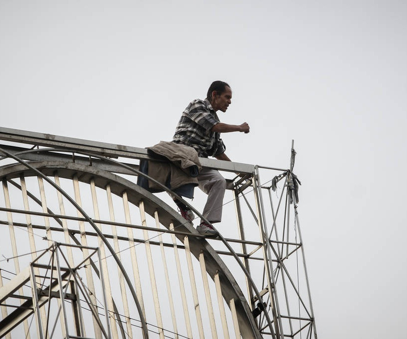 Ομόνοια: Αίσιο τέλος στο θρίλερ - Κατέβασαν από το γλυπτό τον άνδρα που απειλούσε να πέσει (pics)