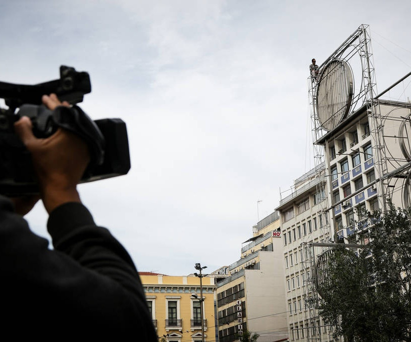 ΕΚΤΑΚΤΟ: Άνδρας απειλεί να αυτοκτονήσει στην Ομόνοια