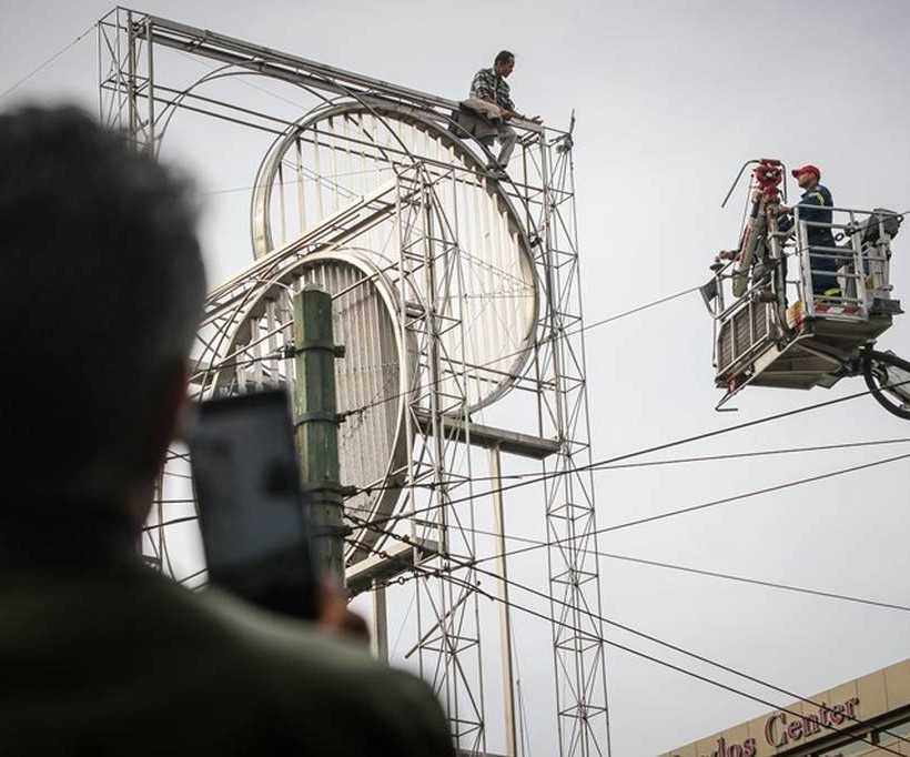 ΕΚΤΑΚΤΟ: Άνδρας απειλεί να αυτοκτονήσει στην Ομόνοια