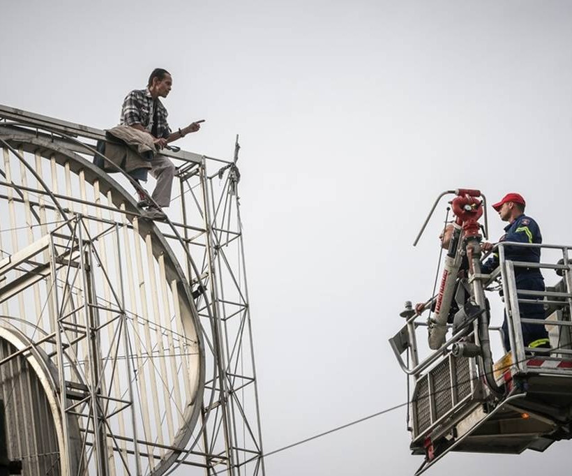 ΕΚΤΑΚΤΟ: Άνδρας απειλεί να αυτοκτονήσει στην Ομόνοια
