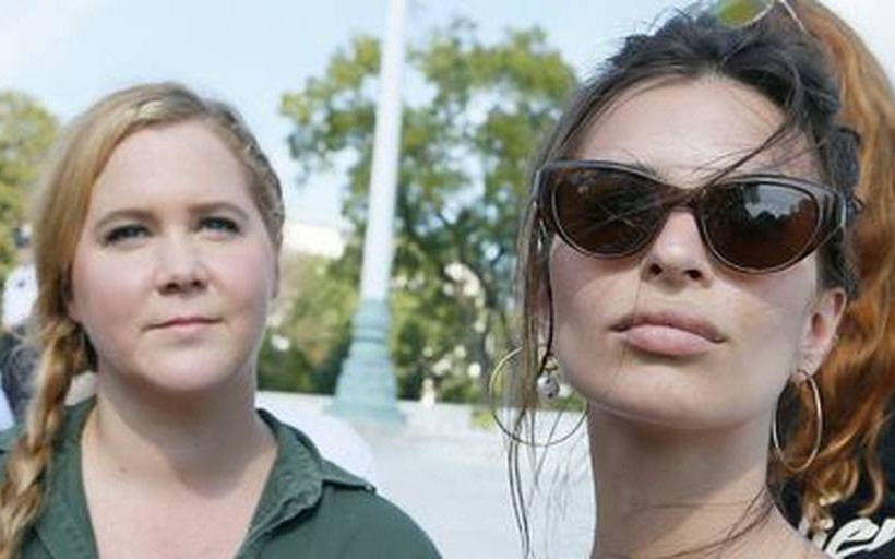 «Χειροπέδες» σε Έμιλι Ραταϊκόφσκι και Έιμι Σούμερ σε διαδήλωση κατά του Κάβανο στο Καπιτώλιο (vids)