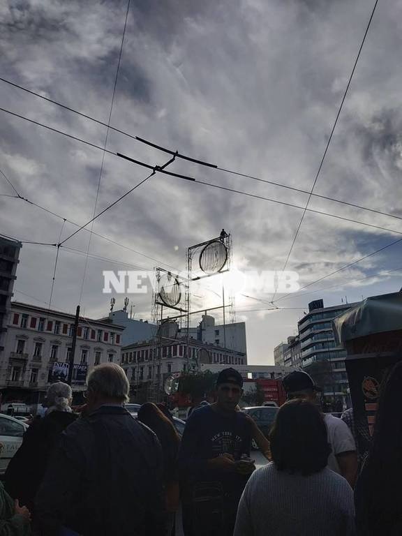 ΕΚΤΑΚΤΟ: Άνδρας απειλεί να αυτοκτονήσει στην Ομόνοια