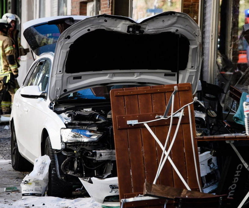 Αυτοκίνητο παρέσυρε πεζούς στο Βερολίνο: Τουλάχιστον 5 τραυματίες (pics)