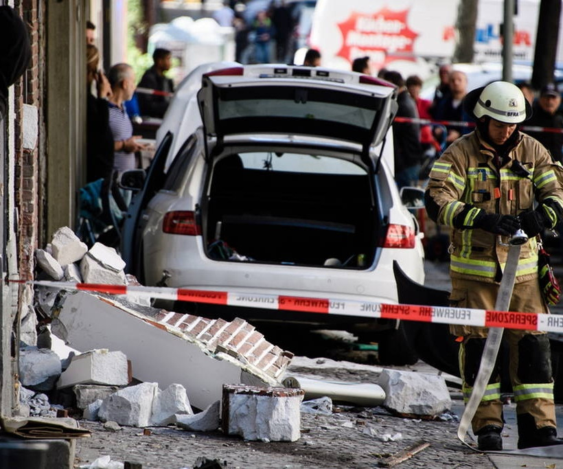 Αυτοκίνητο παρέσυρε πεζούς στο Βερολίνο: Τουλάχιστον 5 τραυματίες (pics)