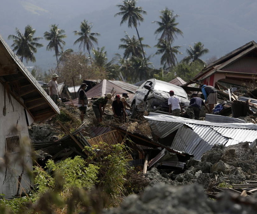 Σεισμός Ινδονησία: Θρήνος κάτω από τα χαλάσματα - Στους 1.649 οι νεκροί (Pics+Vids)