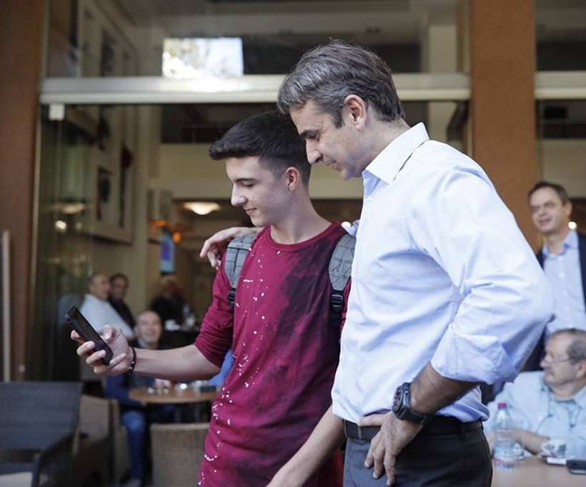 Στην Άρτα ο Κυριάκος Μητσοτάκης: Τα πηγαδάκια στις καφετέριες και οι selfies (pics)