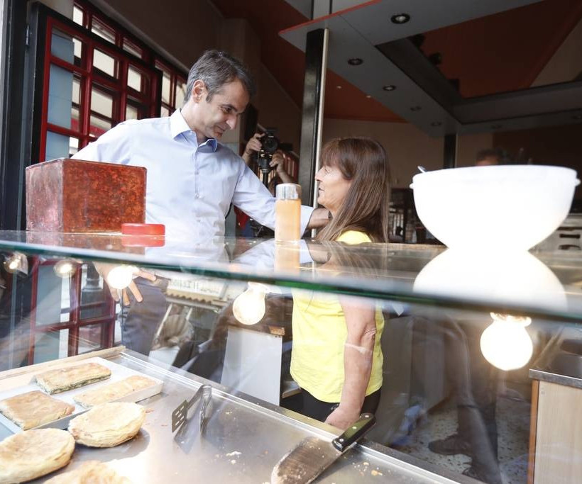 Στην Άρτα ο Κυριάκος Μητσοτάκης: Τα πηγαδάκια στις καφετέριες και οι selfies (pics)