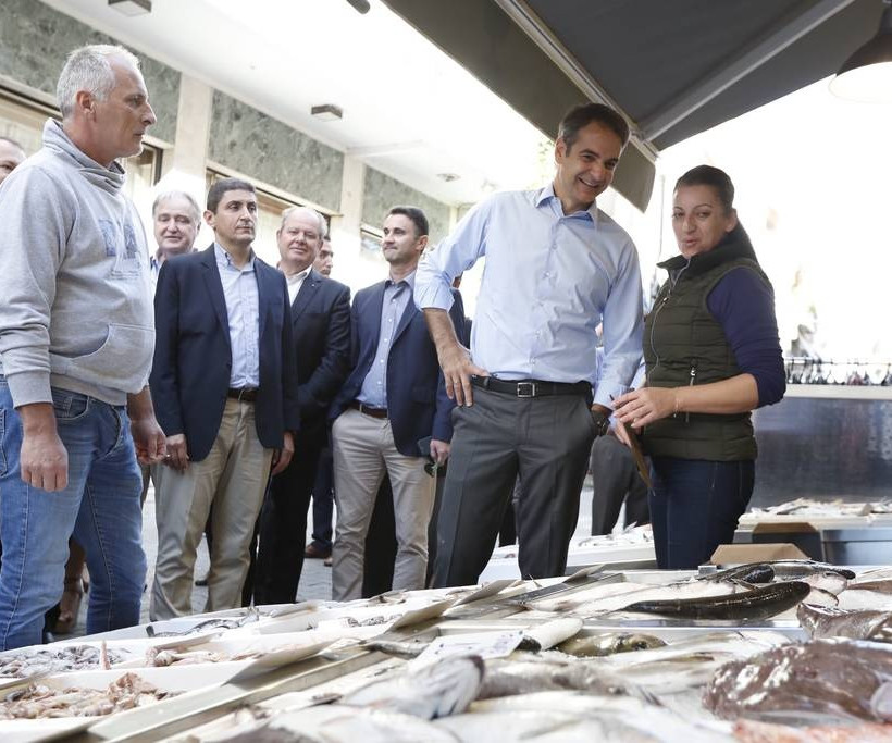 Στην Άρτα ο Κυριάκος Μητσοτάκης: Τα πηγαδάκια στις καφετέριες και οι selfies (pics)