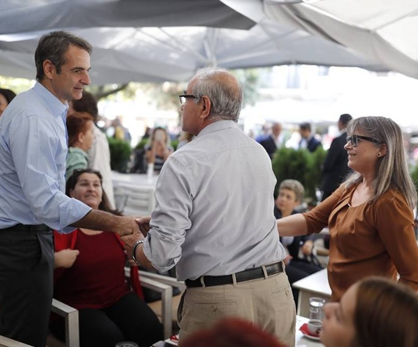Στην Άρτα ο Κυριάκος Μητσοτάκης: Τα πηγαδάκια στις καφετέριες και οι selfies (pics)