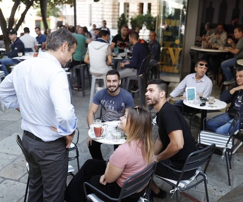 Στην Άρτα ο Κυριάκος Μητσοτάκης: Τα πηγαδάκια στις καφετέριες και οι selfies (pics)