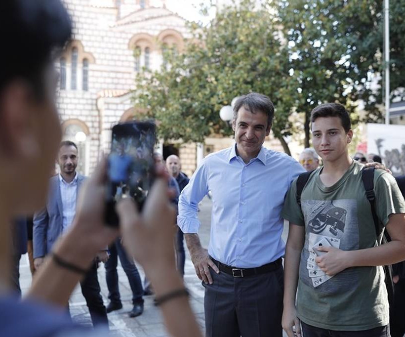 Στην Άρτα ο Κυριάκος Μητσοτάκης: Τα πηγαδάκια στις καφετέριες και οι selfies (pics)