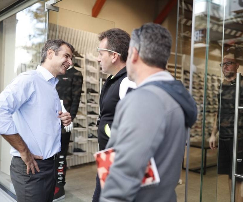 Στην Άρτα ο Κυριάκος Μητσοτάκης: Τα πηγαδάκια στις καφετέριες και οι selfies (pics)