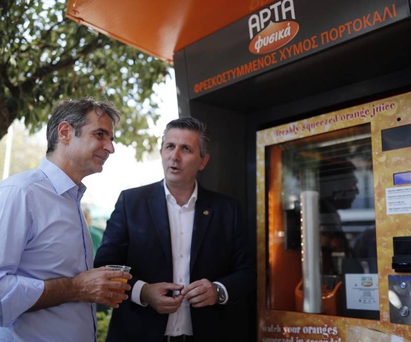 Στην Άρτα ο Κυριάκος Μητσοτάκης: Τα πηγαδάκια στις καφετέριες και οι selfies (pics)