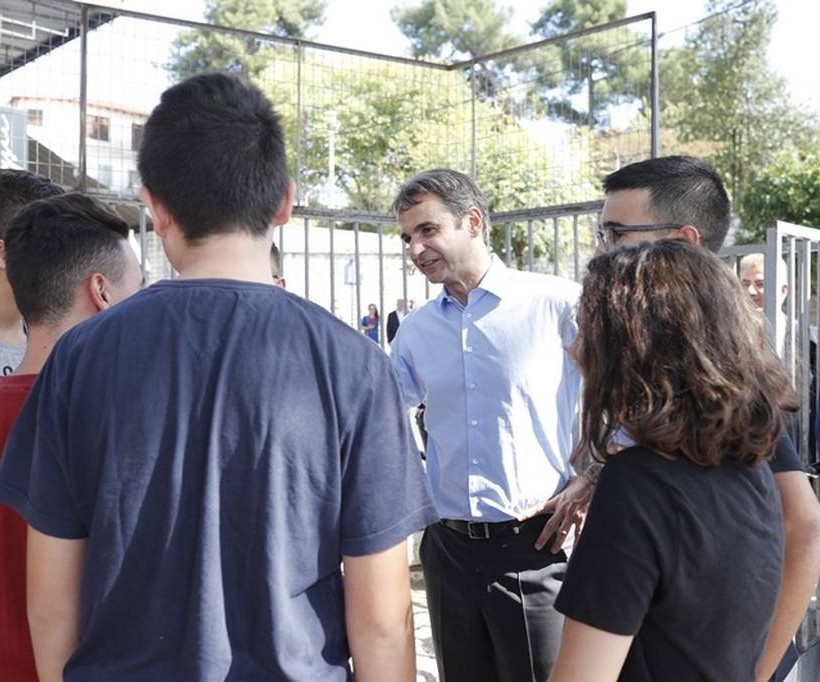 Στην Άρτα ο Κυριάκος Μητσοτάκης: Τα πηγαδάκια στις καφετέριες και οι selfies (pics)