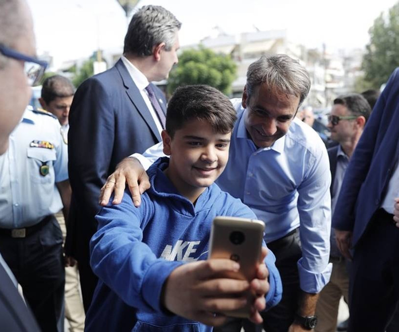 Στην Άρτα ο Κυριάκος Μητσοτάκης: Τα πηγαδάκια στις καφετέριες και οι selfies (pics)