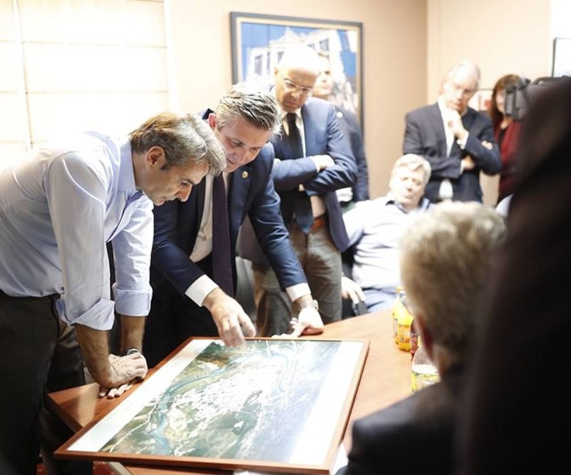 Στην Άρτα ο Κυριάκος Μητσοτάκης: Τα πηγαδάκια στις καφετέριες και οι selfies (pics)