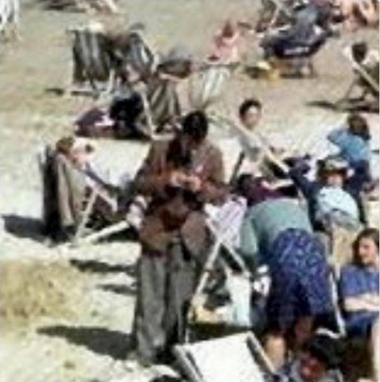 Απίστευτο: Άνδρας παίζει με το κινητό του σε φωτογραφία του 1943;