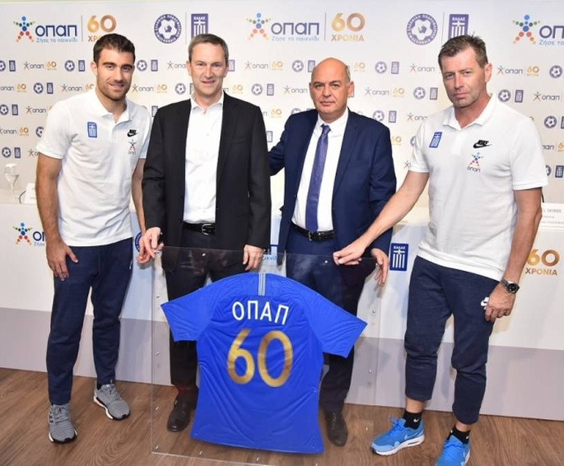 Σωκράτης Παπασταθόπουλος – Αρχηγός Εθνικής Ομάδας Ποδοσφαίρου, Ντάμιαν Κόουπ - Διευθύνων Σύμβουλος ΟΠΑΠ, Βαγγέλης Γραμμένος - Πρόεδρος ΕΠΟ, Μίκαελ Σκίμπε - Προπονητής Εθνικής Ομάδας Ποδοσφαίρου