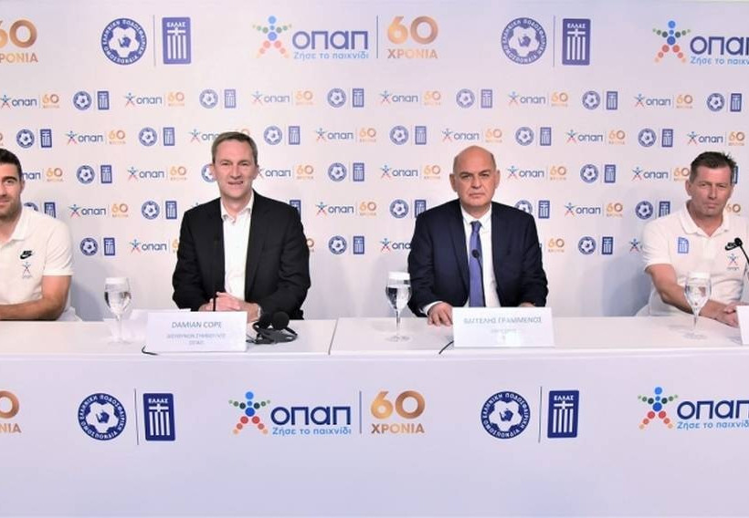 Σωκράτης Παπασταθόπουλος – Αρχηγός Εθνικής Ομάδας Ποδοσφαίρου, Ντάμιαν Κόουπ - Διευθύνων Σύμβουλος ΟΠΑΠ, Βαγγέλης Γραμμένος - Πρόεδρος ΕΠΟ, Μίκαελ Σκίμπε - Προπονητής Εθνικής Ομάδας Ποδοσφαίρου