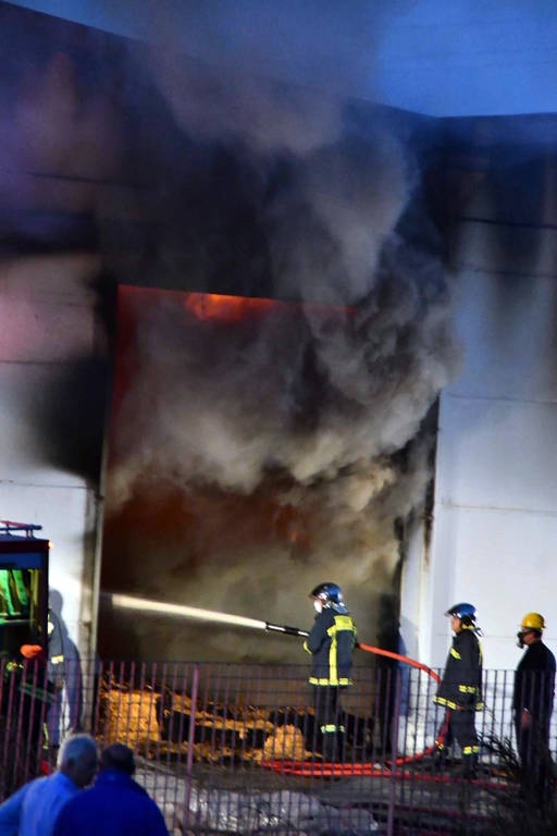 Μεγάλη φωτιά σε καπνοβιομηχανία στην Καβάλα