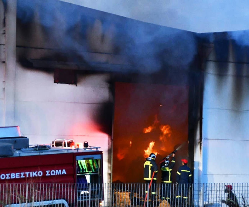 Μεγάλη φωτιά σε καπνοβιομηχανία στην Καβάλα