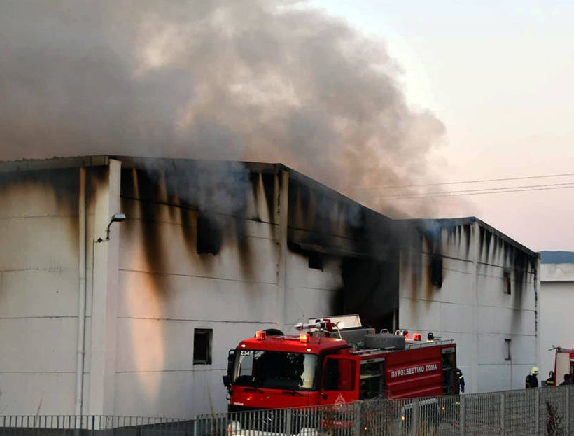 Μεγάλη φωτιά σε καπνοβιομηχανία στην Καβάλα