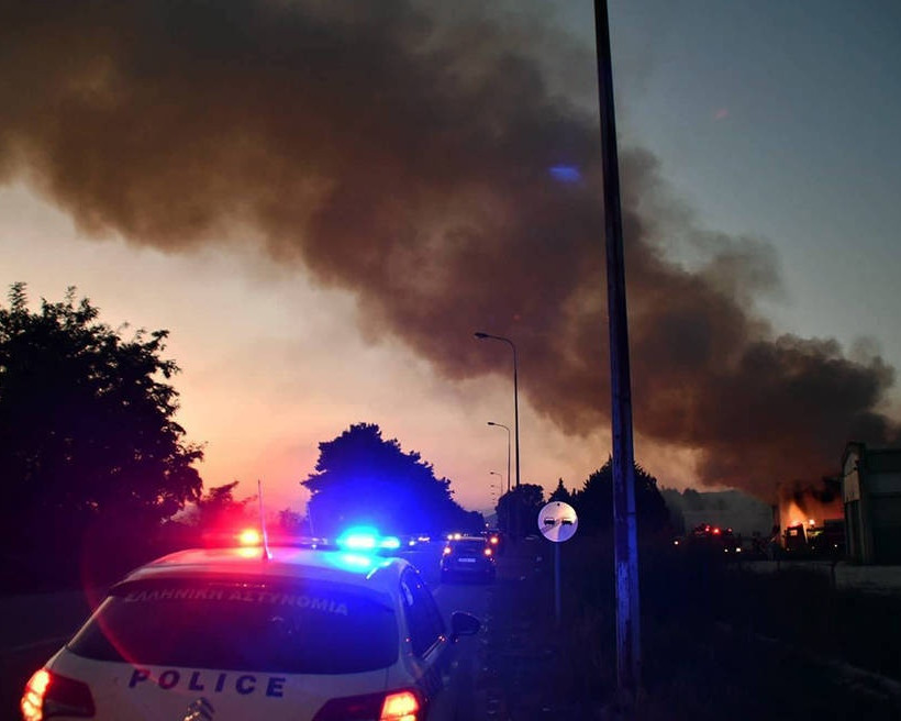 Μεγάλη φωτιά σε καπνοβιομηχανία στην Καβάλα