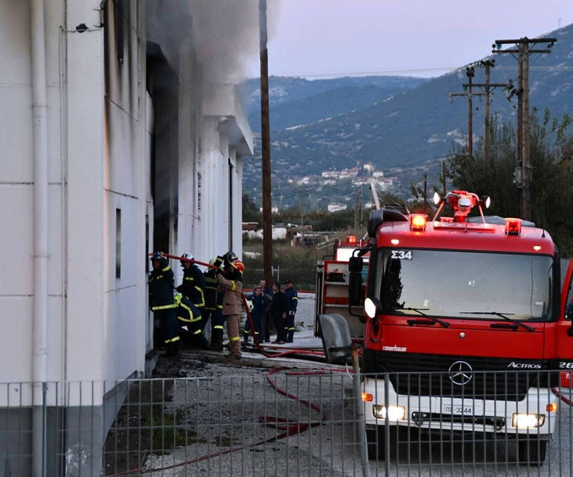 Μεγάλη φωτιά σε καπνοβιομηχανία στην Καβάλα