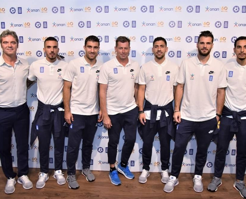 Ζήσης Βρύζας – Τεχνικός Διευθυντής Εθνικών Ομάδων, Δημήτρης Κουρμπέλης, Σωκράτης Παπασταθόπουλος, Μίκαελ Σκίμπε – Προπονητής Εθνικής Ομάδας Ποδοσφαίρου, Τάσος Μπακασέτας, Ορέστης Καρνέζης και Κάρλος Ζέκα 