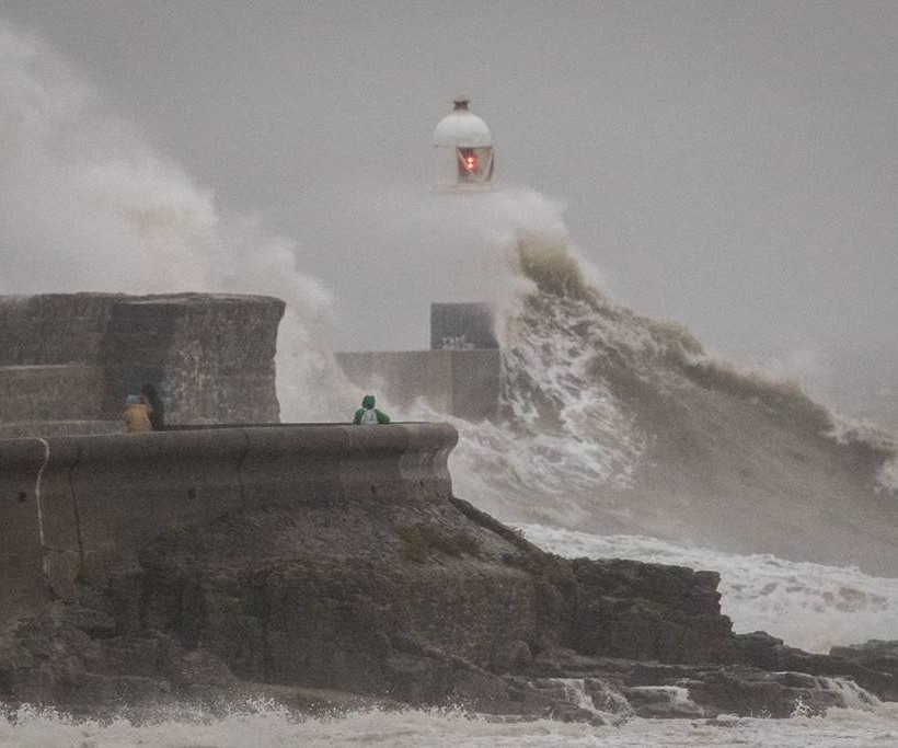 Φονική καταιγίδα χτύπησε τη Βρετανία: Τουλάχιστον δύο νεκροί από το πέρασμα της «Κάλουμ» (Pics+Vid)