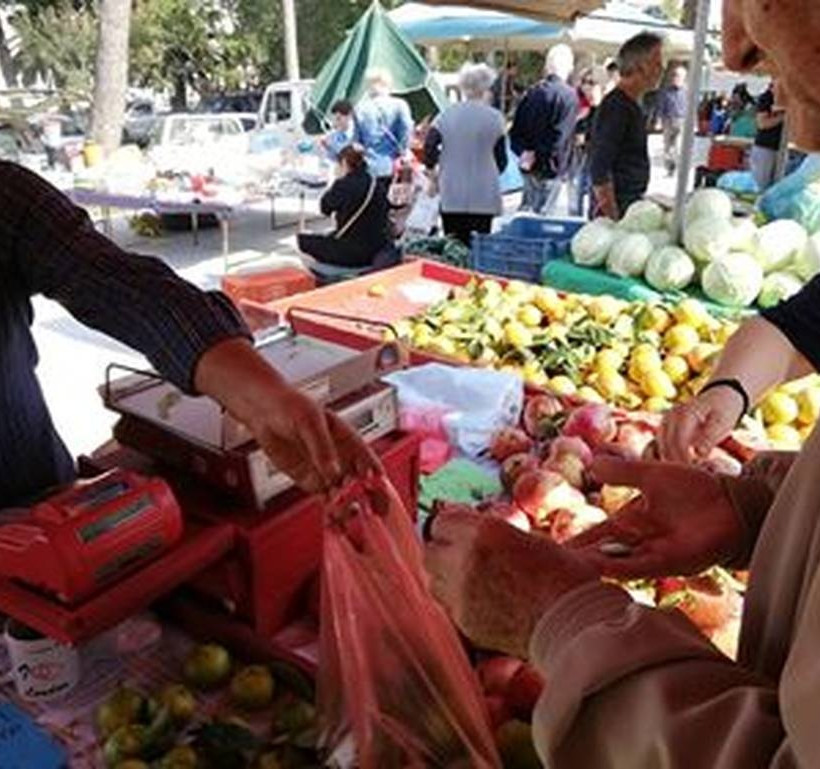 Η κρίση «χτυπά» και τις λαϊκές αγορές (vid)