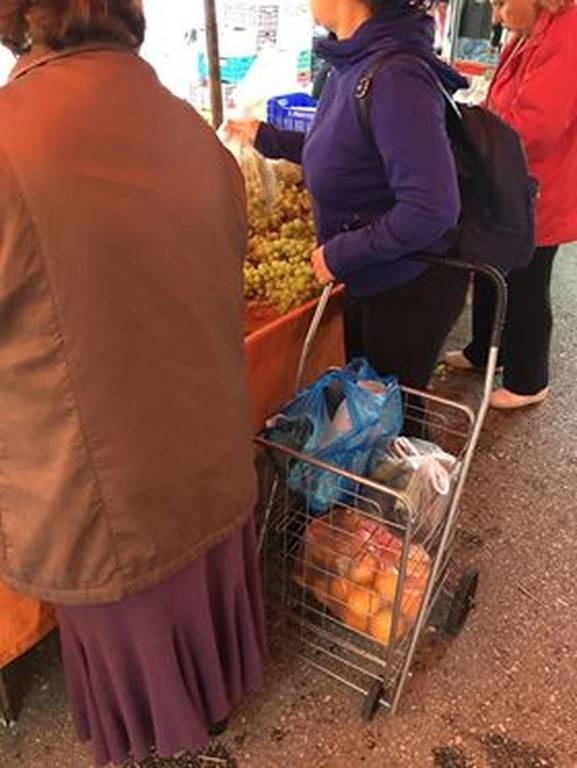 Η κρίση «χτυπά» και τις λαϊκές αγορές (vid)