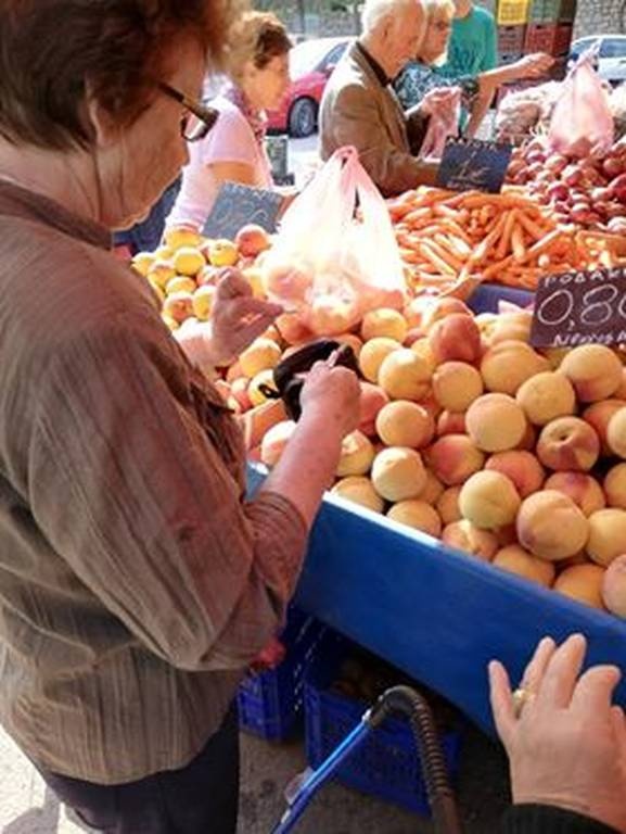 Η κρίση «χτυπά» και τις λαϊκές αγορές (vid)