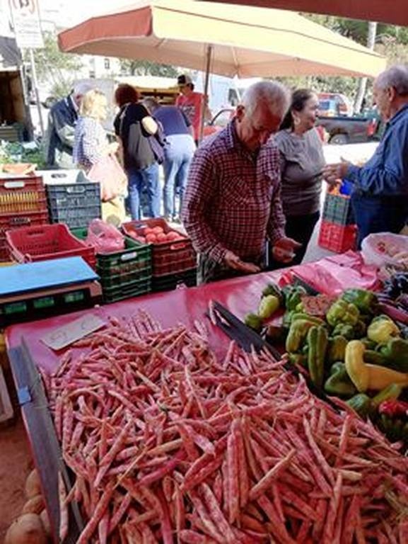 Η κρίση «χτυπά» και τις λαϊκές αγορές (vid)