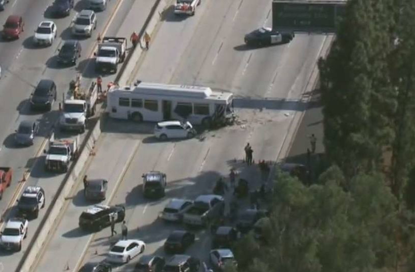 ΗΠΑ: Εικόνες χάους σε αυτοκινητόδρομο του Λος Άντζελες - 40 τραυματίες από καραμπόλα (vid&pics)