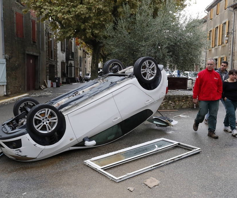 «Κόκκινος» συναγερμός στη νότια Γαλλία από τις φονικές πλημμύρες: Τουλάχιστον 13 οι νεκροί (pics)