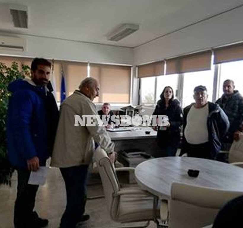 Πυρόπληκτοι: Παραμένουν τα προβλήματα - Διαμαρτυρία στο Δημαρχείο Νέας Μάκρης (vid)